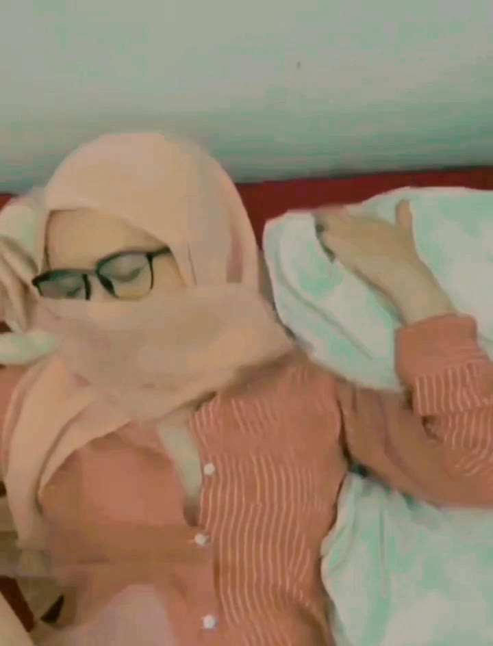 Guru sd kaca mata hijab keenakan ngentot ...