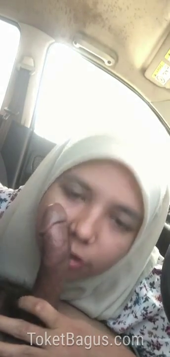 Bu guru sepong kontol dalam mobil