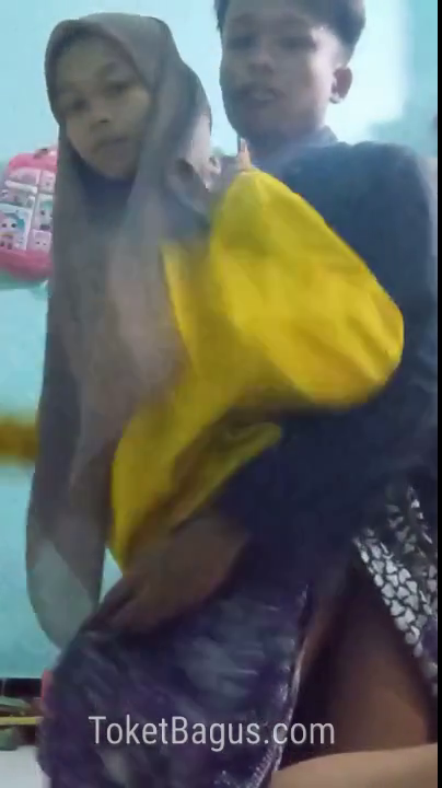 Kakak dan adiknya berhijab malah ngewe saat rumah sepi